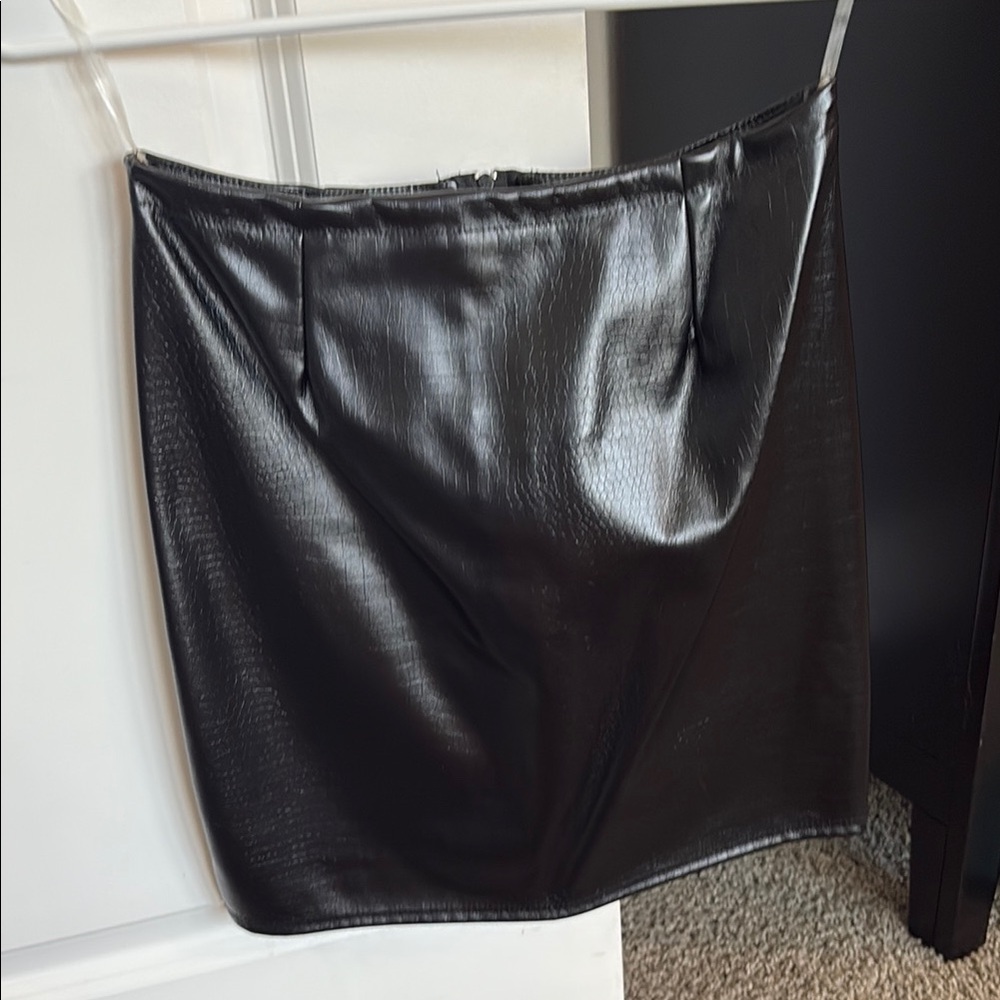 Windsor Black Faux Leather Skirt Light Alligator/Snake skin pattern Small zipper